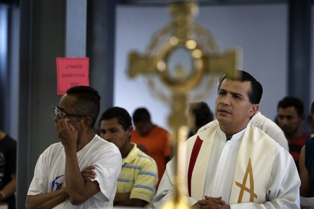 El Padre Rubén Pérez en celebración con los migrantes